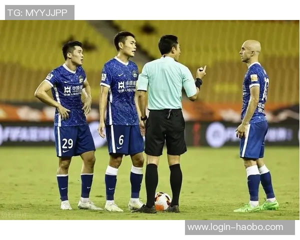 足球比赛中驱逐球员的影响与裁判判罚标准的深度探讨